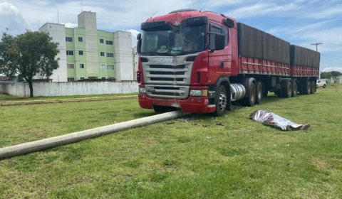 Caminhoneiro morre após passar mal e bater em poste em Palmas