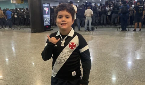 Vascaíno de 10 anos acompanha pela 3ª vez a vinda do time à Manaus