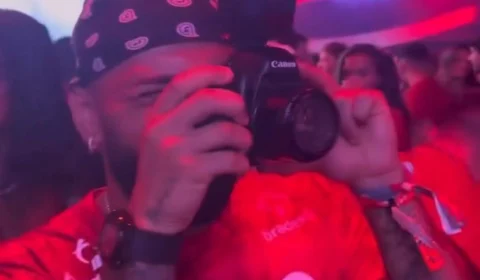 Gabigol ‘ataca de fotógrafo’ em camarote na Sapucaí