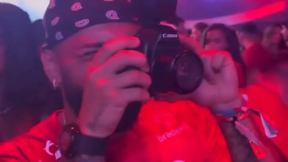 Gabigol ‘ataca de fotógrafo’ em camarote na Sapucaí