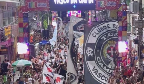 Bloco com as cores do Vasco anima interior do Rio de Janeiro