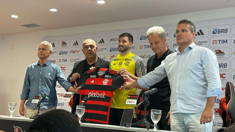 Matías Viña é apresentado pelo Flamengo