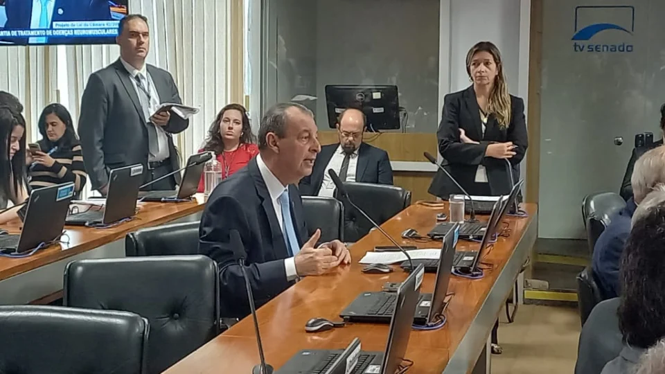 Omar Aziz defende urgência de política para deficientes no Brasil