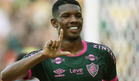 Fluminense vence e reassume a ponta do Carioca