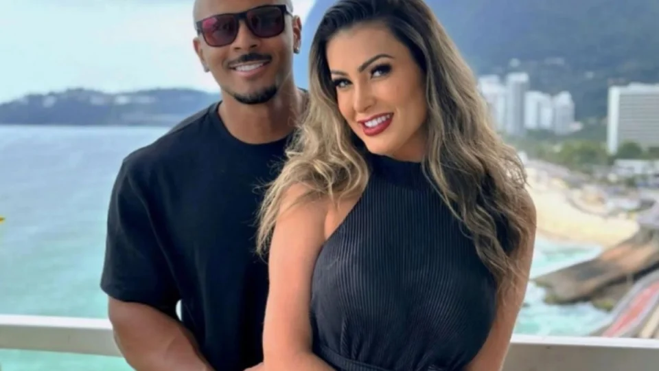 Andressa Urach comemora 1 mês de namoro com ator pornô e se declara nas redes