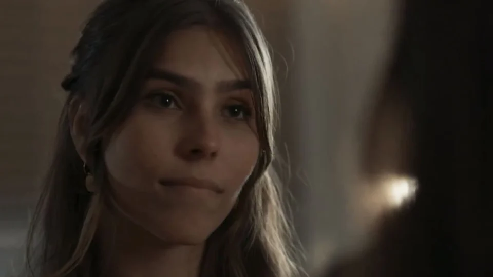 Atriz de Renascer compartilha foto de infância antes da transição de gênero