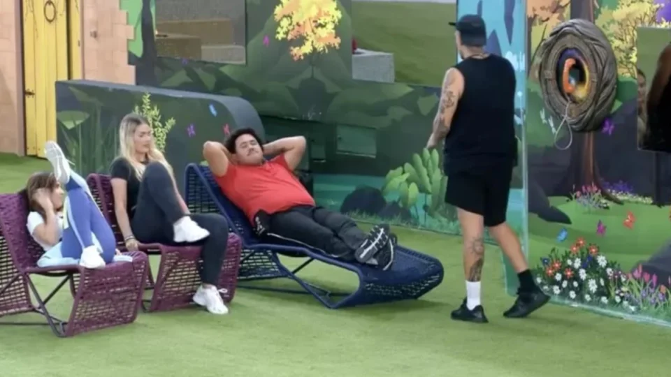 BBB 24: brothers fazem plantão esperando Big Fone tocar e levam bronca