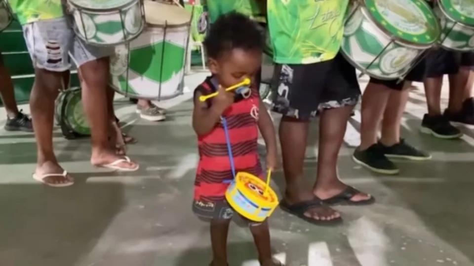 Bebê sambista de 2 anos viraliza nas redes sociais; veja vídeo
