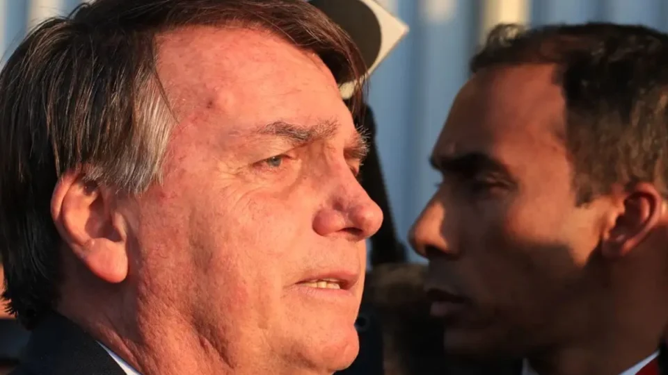 Defesa de Bolsonaro pede mais uma vez ao STF devolução de passaporte
