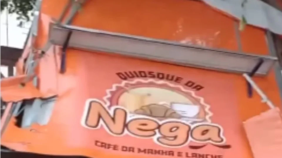 Lanche fica “pendurado” após ser atingido por carro em Manaus; veja vídeo