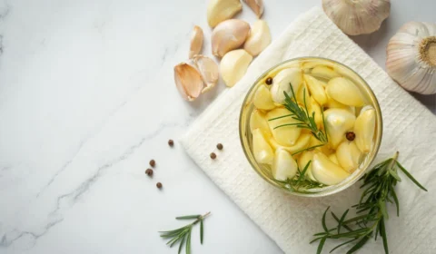 Chá de alho cura gripe? Veja benefícios