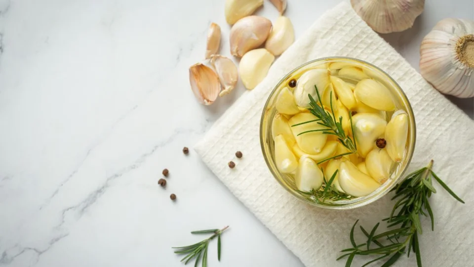 Chá de alho cura gripe? Veja benefícios