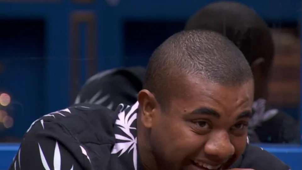 BBB 24: Davi morre de rir ao receber flechadas no “Sincerão” de segunda