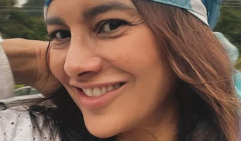 Dira Paes compartilha foto rara de biquíni de quando tinha 17 anos: “Tinha que revelar”