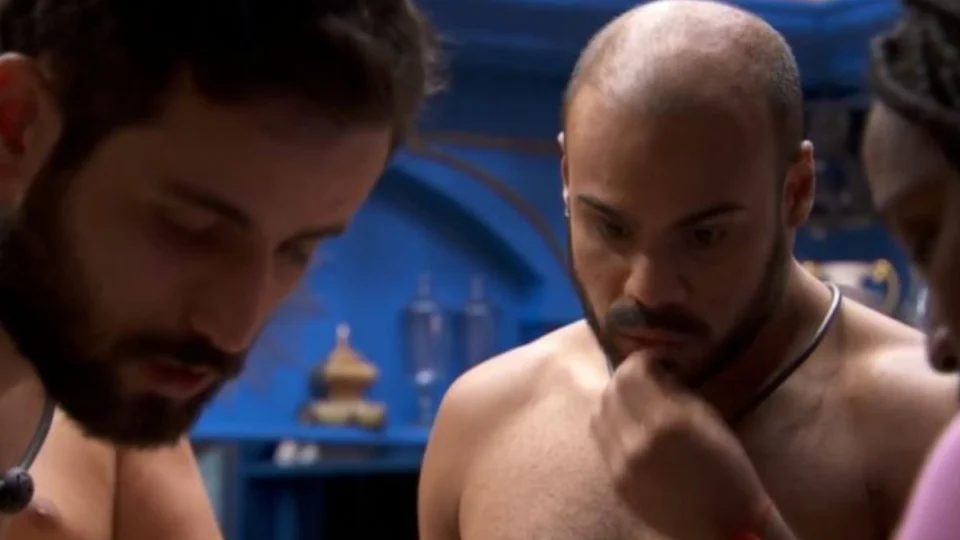 Matteus e Marcus Vinicius discutem antes da festa do líder no BBB 24
