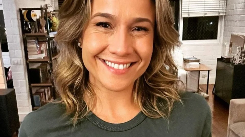 Qual doença deixou parte do rosto de Fernanda Gentil sem movimentos?