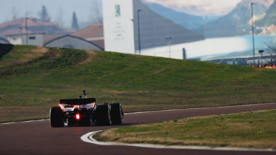 Ferrari revela o SF-24 para temporada de Fórmula 1 de 2024: veja vídeo