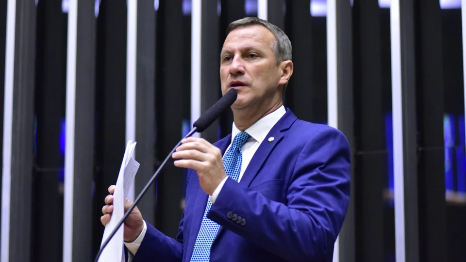 Projeto obriga instalação de bloqueadores de celular em presídios