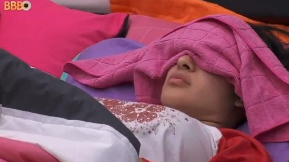 BBB 24: Isabelle passa mal durante festa e precisa de atendimento médico