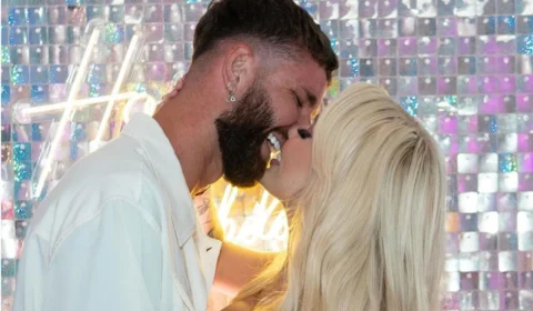 Jogador Léo Pereira troca beijos com Karoline Lima em vídeo