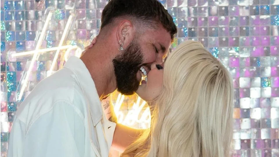 Jogador Léo Pereira troca beijos com Karoline Lima em vídeo