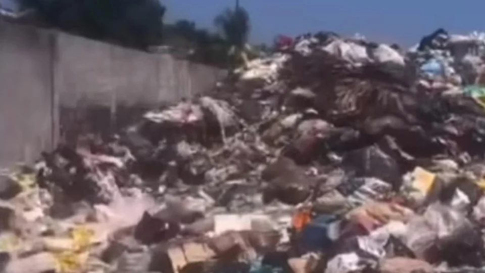 Prefeitura de Pacaraima, no interior de Roraima, está coberta de lixo