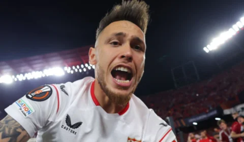 VÍDEO: torcedor coloca dedo no ânus de jogador durante partida futebol e vira caso de polícia