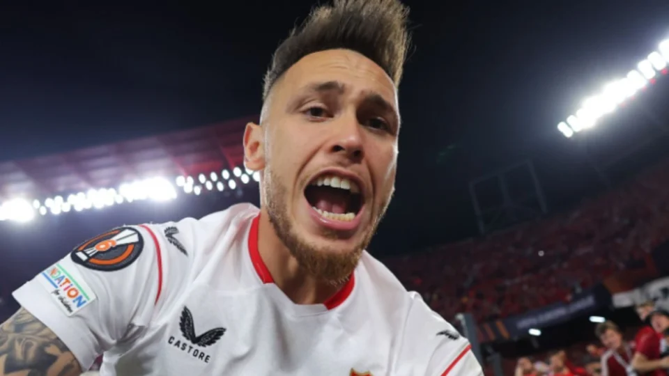 VÍDEO: torcedor coloca dedo no ânus de jogador durante partida futebol e vira caso de polícia