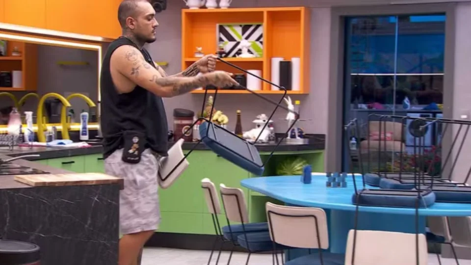 Vídeo mostra MC Bin Laden fazendo faxina no BBB 24 enquanto os outros dormem