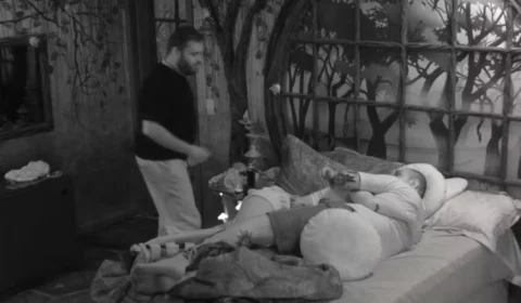 BBB 24: Michel entrega preservativo para Giovanna e MC Bin Laden após climão