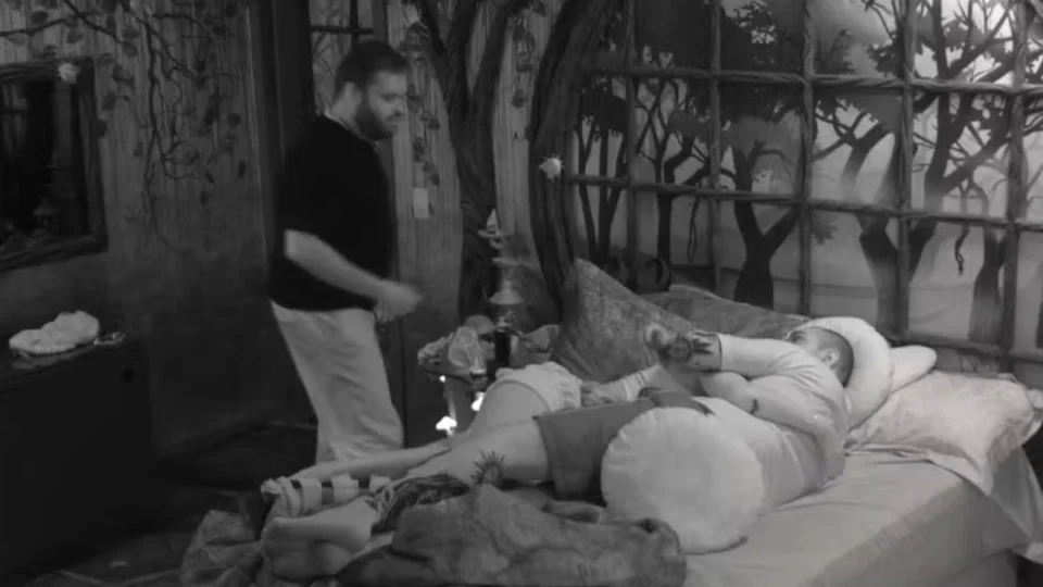 BBB 24: Michel entrega preservativo para Giovanna e MC Bin Laden após climão