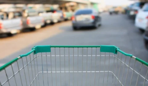 VÍDEO: mulher é acusada de roubo e ataca bombeira civil com faca em Manaus