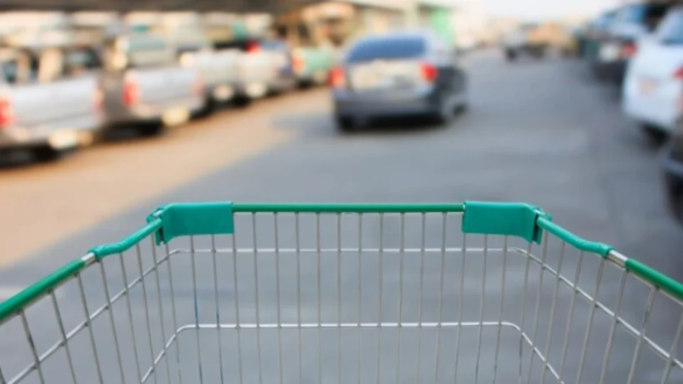 VÍDEO: mulher é acusada de roubo e ataca bombeira civil com faca em Manaus