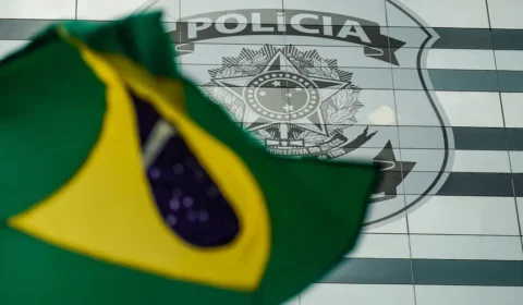 Bolsonaro comparece à PF, mas se mantém em silêncio