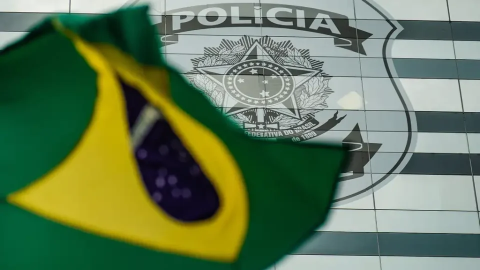 Bolsonaro comparece à PF, mas se mantém em silêncio