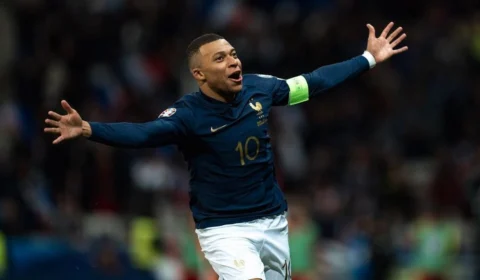 Mbappé assina com Real Madrid e ‘briga’ por número 7 pode motivar crise