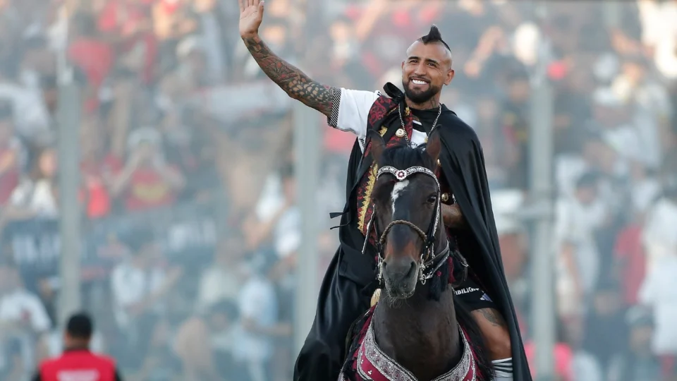Arturo Vidal é recebido como um rei em sua apresentação pelo Colo-Colo