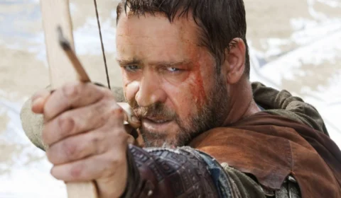 Russell Crowe vai ao barbeiro após 5 anos e choca seus fãs com foto; veja antes e depois