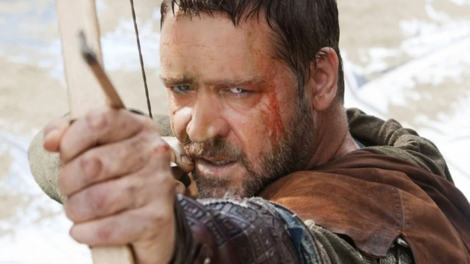 Russell Crowe vai ao barbeiro após 5 anos e choca seus fãs com foto; veja antes e depois