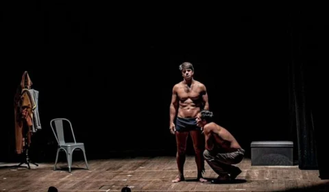 Peça teatral com cenas de nudez termina em briga de casal