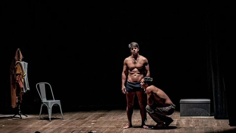 Peça teatral com cenas de nudez termina em briga de casal