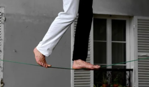 Vídeo impressiona ao mostrar trapezista caindo na plateia durante apresentação