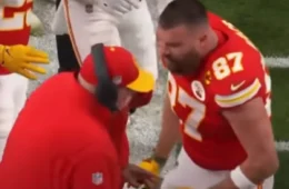 Leitura labial traduz o que namorado de Taylor Swift gritou com seu treinador no SuperBowl