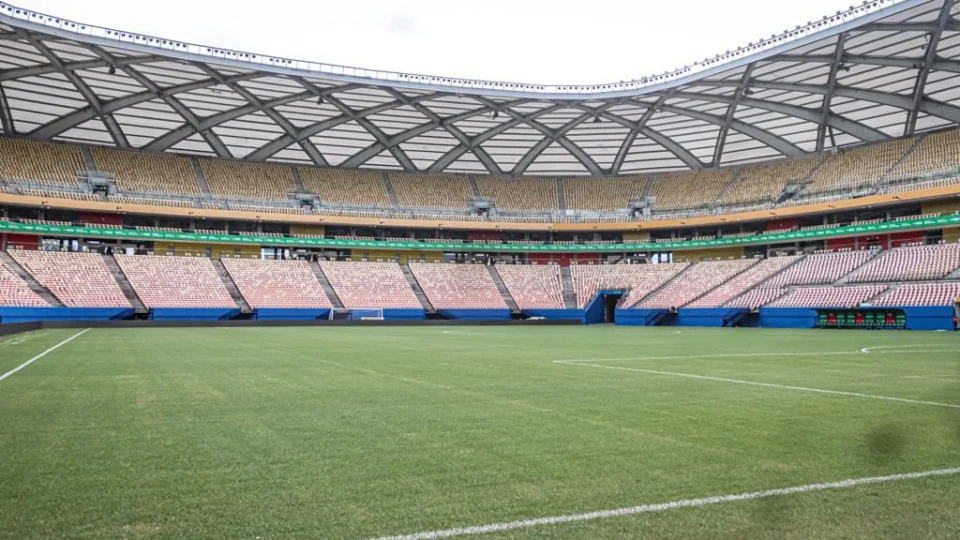 Arena da Amazônia recebe últimos ajustes para duelo entre Vasco e Audax