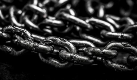 Mãe é indiciada após acorrentar filho em Itapiranga-AM