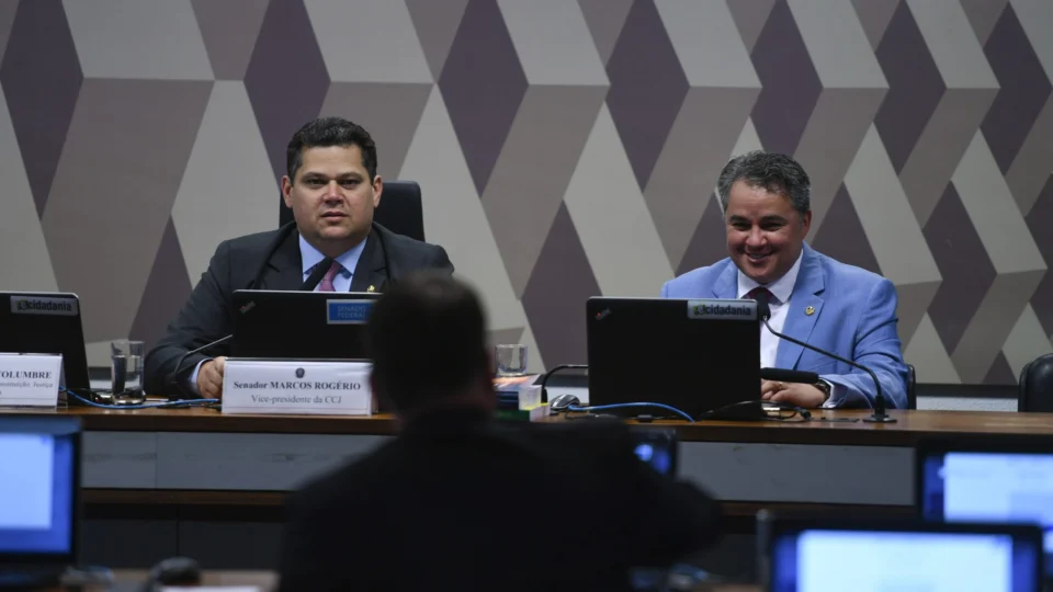 Senadores articulam votação da PEC das drogas para esta quarta (6)