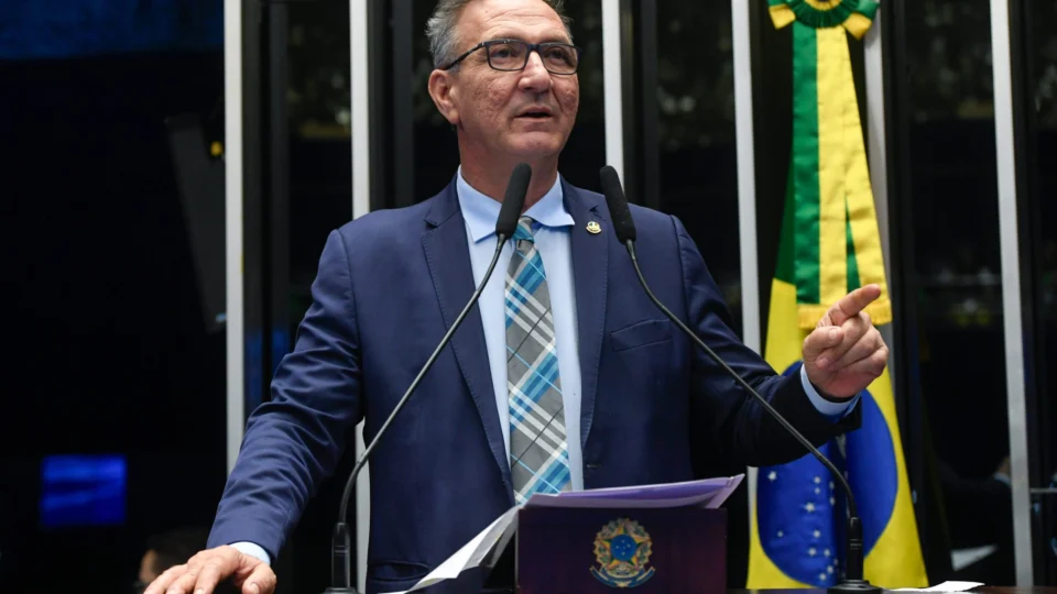 Senador cobra atenção à PEC que garante direitos de servidores