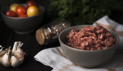 Idosa quase morre após engolir prego que estava em carne moída