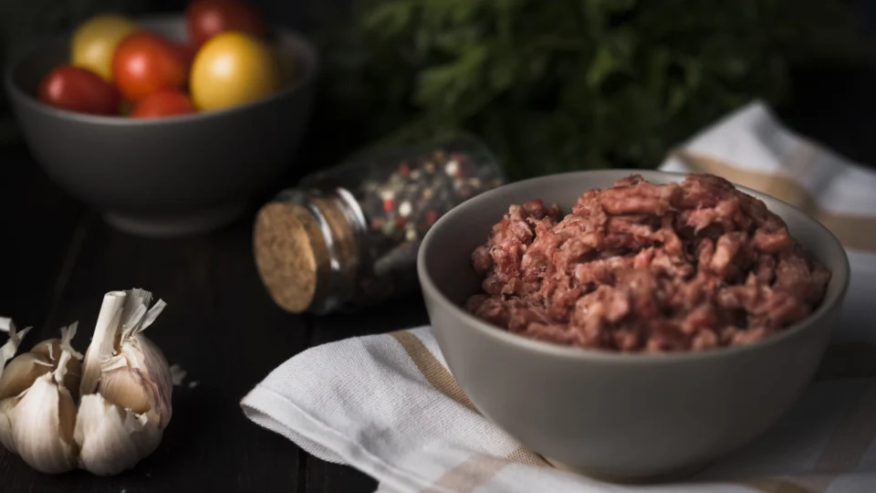 Idosa quase morre após engolir prego que estava em carne moída