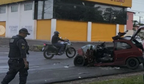 Motoristas ficam feridos durante acidente entre carro e rota em Manaus; veja vídeo